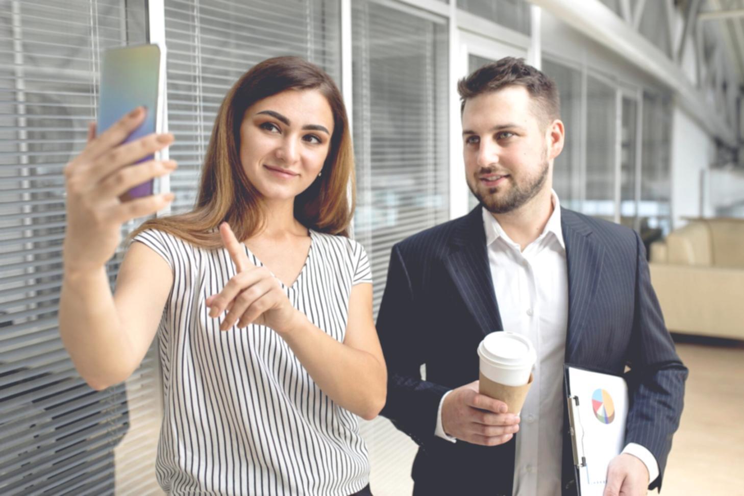 Profesional analizando modelos financieros complejos en múltiples pantallas