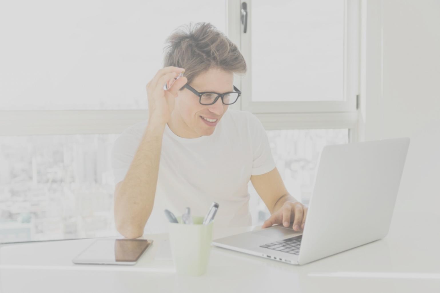 Espacio de trabajo con análisis financiero detallado y documentos de casos de estudio